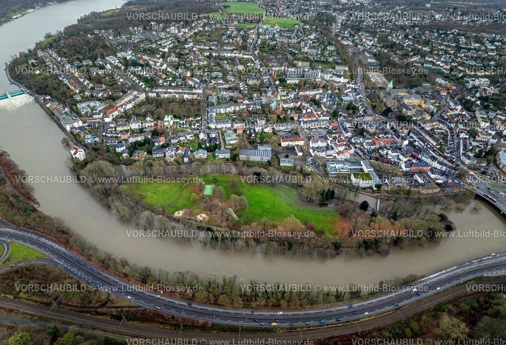 Essen231202810Werden-topaz | Luftbild, Ruhrhochwasser, Weihnachtshochwasser 2023, Fluss Ruhr tritt nach starken Regenfällen über die Ufer, Überschwemmungsgebiet Brehminsel, Bäume im Wasser, Wohngebiet, Bredeney, Essen, Ruhrgebiet, Nordrhein-Westfalen, Deutschland