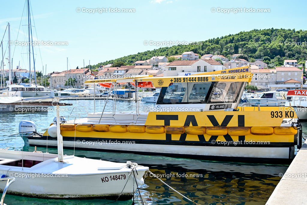 Kroatien_ Korcula_ Insel in Sueddalmatien_ Korcula Stadt_ 13.09.2024-48 | 13.09.2024, Kroatien, HRV, Korcula, Insel in Sueddalmatien, Korcula Stadt im Bild Hafen, Hafenansichten, Boot, Boote, Schiff, Schiffe, Gebauede, Adria, Meer, Stadtansichten, Altstadt, Marco Polo, Museum, Touristen, Souvenier, Restaurant, KonobaKorcula - Schwarzes Korfu - benannt nach den dunklen Kiefernwaeldern, ist eine zu Kroatien gehoerende Insel in der Adria vor der Kueste Sueddalmatiens. Zugleich ist sie Teil des Dinarischen Gebirges. Quelle: Wikipedia