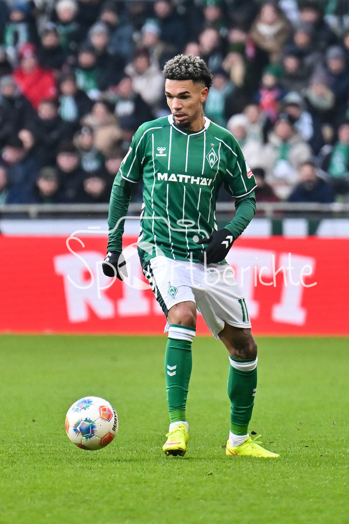 SV Werder Bremen - FC Bayern München | BREMEN, GERMANY - 14. FEBRUARY: am Ball Justin NJINMAH (SV Werder Bremen 11) / Einzelfoto / Freisteller während dem Bundesligamatch zwischen dem SV Werder Bremen und dem FC Bayern München am 22. Spieltag im Weserstadion / DFL REGULATIONS PROHIBIT ANY USE OF PHOTOGRAPHS AS IMAGE SEQUENCES AND/OR QUASI-VIDEO