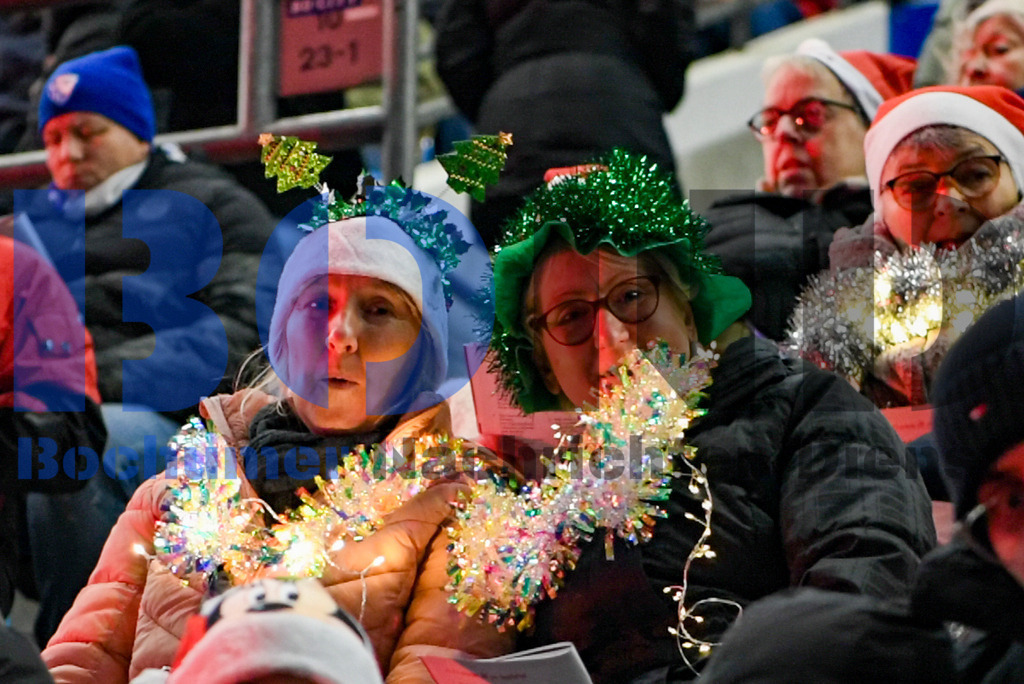 Weihnachtssingen im Stadion | {headline}



(Foto: Christian Schnaubelt / BOND)

 - Realisiert mit Pictrs.com