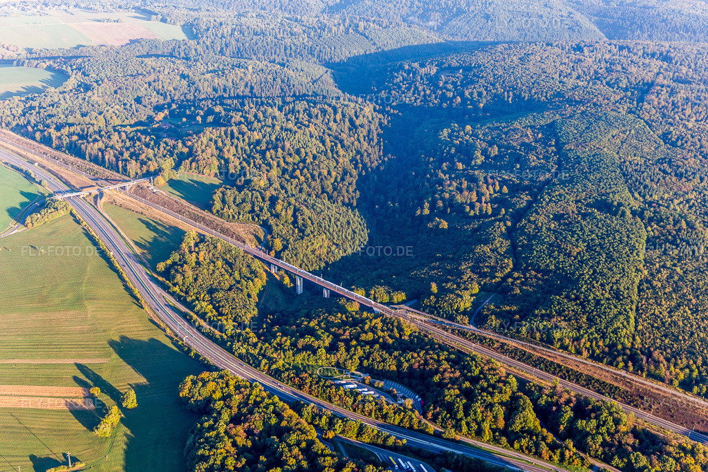 Luftbild: Les Quatre Vents, A4 und TGV über die Vogesen in Eckartswiller im Bundesland Bas-Rhin in Frankreich. Foto: IMG_111674.jpg vom 16.09.2018 durch Werner Riehm/FLY-FOTO.de