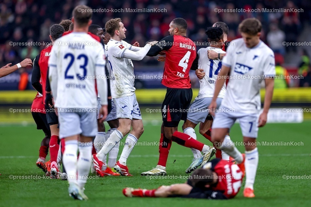 Lev02022501084 | 02.02.2025, Fußball, Bayer 04 Leverkusen - TSG 1899 Hoffenheim, 1. Fußball Bundesliga, 20. Spieltag, BayArena, Saison 2024 2025: Tummult Handgemenge Rudelbildung nach Foul an Florian Wirtz (Bayer04 Leverkusen #10). unter anderen beteiligt Jonathan Tah (Bayer04 Leverkusen #4), Granit Xhaka (Bayer04 Leverkusen #34), Mario Hermoso Canseco (Bayer04 Leverkusen #5), Stanley Nsoki (Hoffenheim #34), Gift Orban (Hoffenheim #14), Arthur Chaves (Hoffenheim #35) und Erencan Yardimci (Hoffenheim #53)DFB regulations prohibit any use of photographs as image sequences and or quasi-video.
