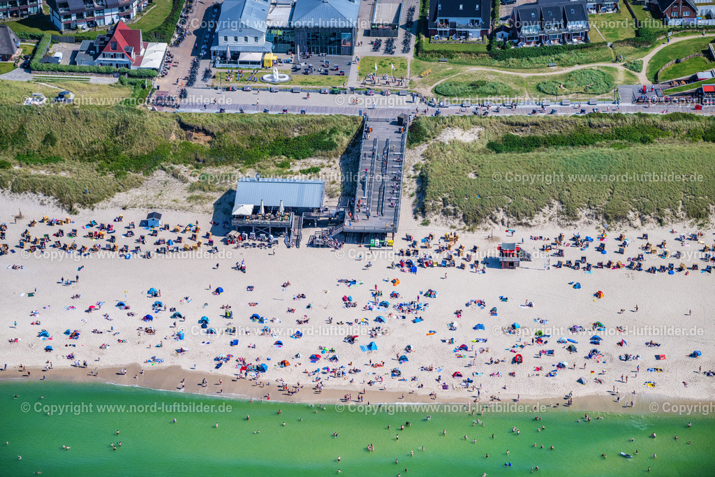 Sylt_Wenningstedt_Strand_ELS_6334130825 | WENNINGSTEDT (SYLT) 13.08.2025 Sandstrand- Landschaft entlang des Küsten- Verlaufes, Promenade und Strandtreppe in Wenningstedt (Sylt) auf der Insel Sylt im Bundesland Schleswig-Holstein, Deutschland. // Beach landscape in Wenningstedt (Sylt) at the island Sylt in the state Schleswig-Holstein, Germany. Foto: Martin Elsen
