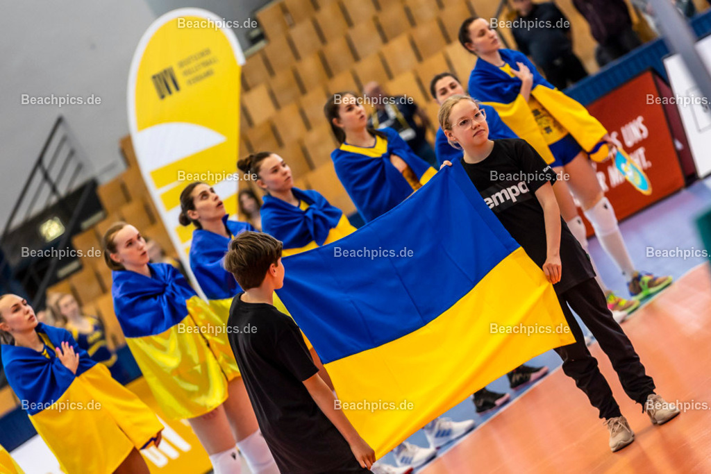 2023-00070836-Freundschaftsspiel-Deutschland-Ukraine | Nationalhymne Ukrainę 20.05.2023; Berlin Foto: Gerold Rebsch - www.beachpics.de
