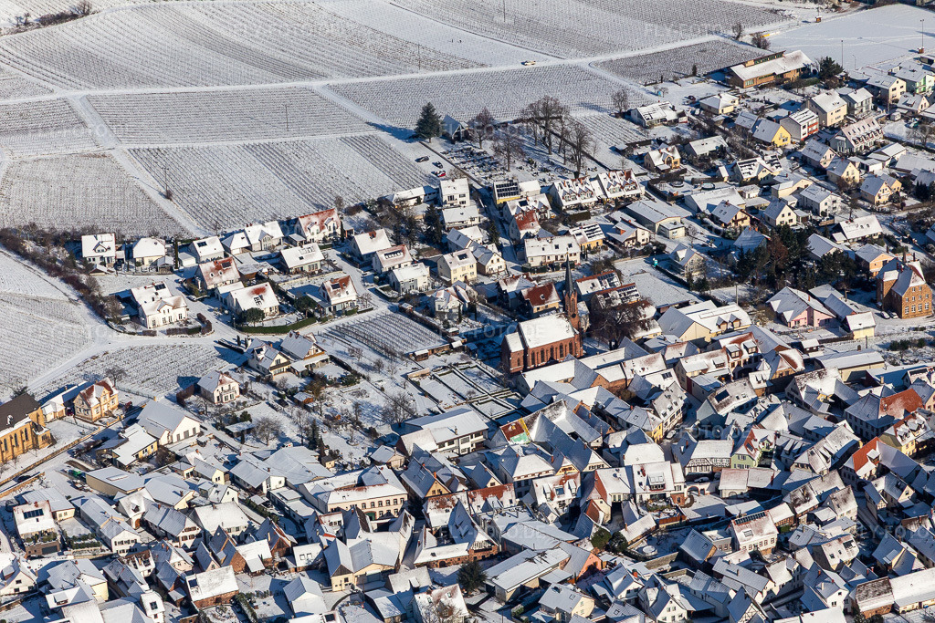Luftbild: Winterluftbild im Schnee der protestantische Kirche in Birkweiler im Bundesland Rheinland-Pfalz in Deutschland. Foto: IMG_124483.jpg vom 11.02.2021 durch Werner Riehm/FLY-FOTO.de