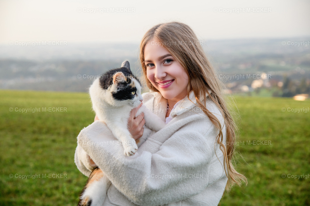 Mächen mit Katze | Martin Ecker Fotograf Euratsfeld - Realisiert mit Pictrs.com