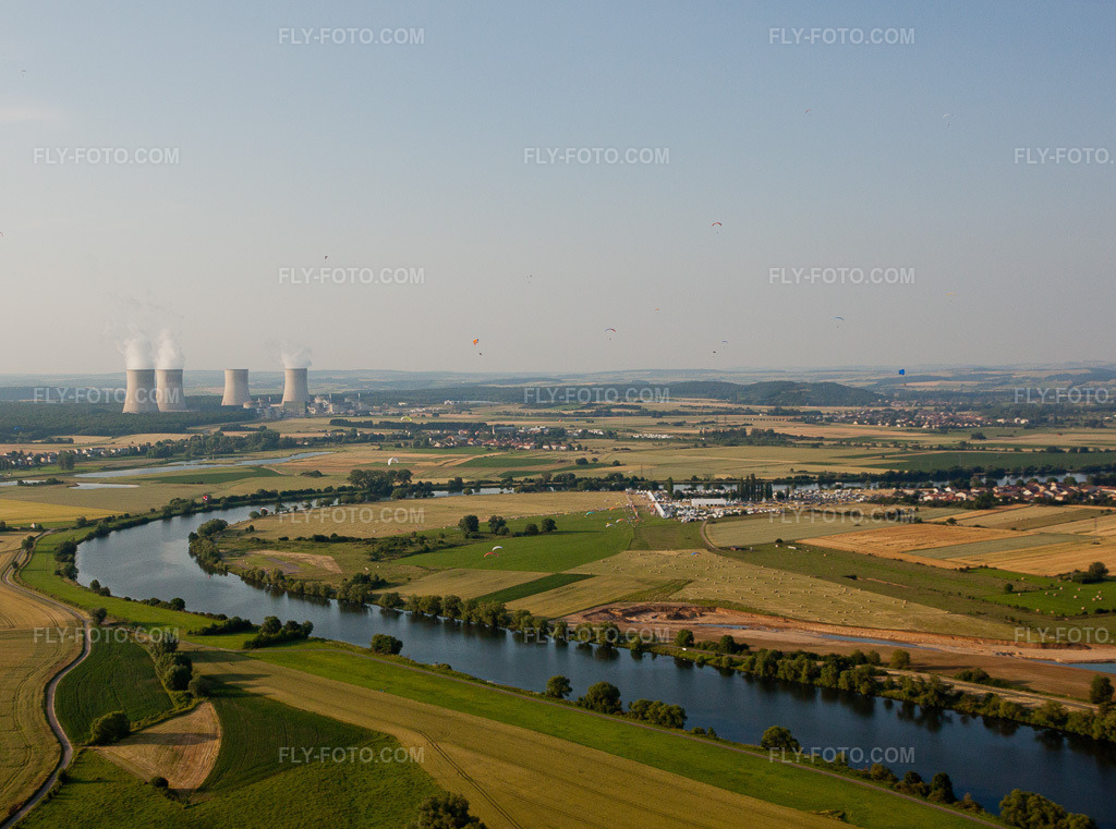 Aerial view: Site of the nuclear power plant (also known as AKW, KKW or Atomkraftwerk) on the Moselle in Cattenom in the state Moselle, France. – Photo: IMG_29522.jpg taken on 06/26/2010 by Werner Riehm/FLY-FOTO.com – Resolution of the original: 3963 x 2944 px