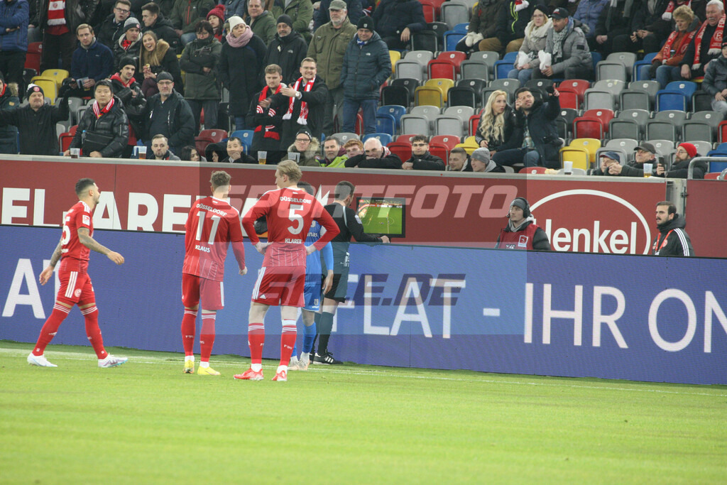 Fortuna Düsseldorf - 1. FC Magdeburg | Schiedsrichter Frank Willenboirg schaut Video - © Sportfoto-Sale (MK) - Realisiert mit Pictrs.com