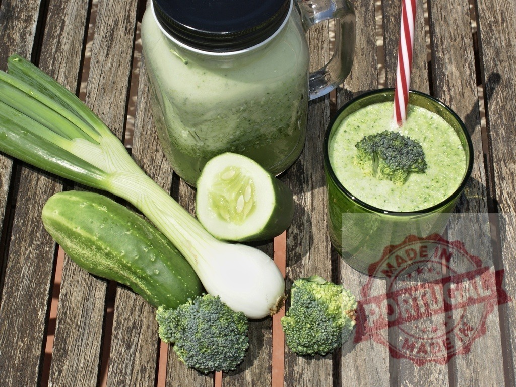 Green smoothie with fresh vegetables on wooden table | Fresh green smoothie with cucumber, spring onion, and broccoli for a healthy drink - Realisiert mit Pictrs.com