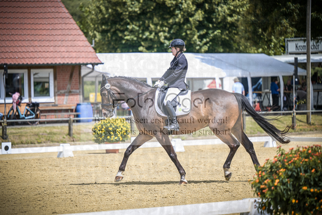 DOS_2256 | Entdecke hochwertige Reitturnierfotos von Foto Oger. Professionell, emotional und authentisch – jetzt Lieblingsmomente im Shop bestellen.Deutschlandweite Turnierfotografie. - Realisiert mit Pictrs.com