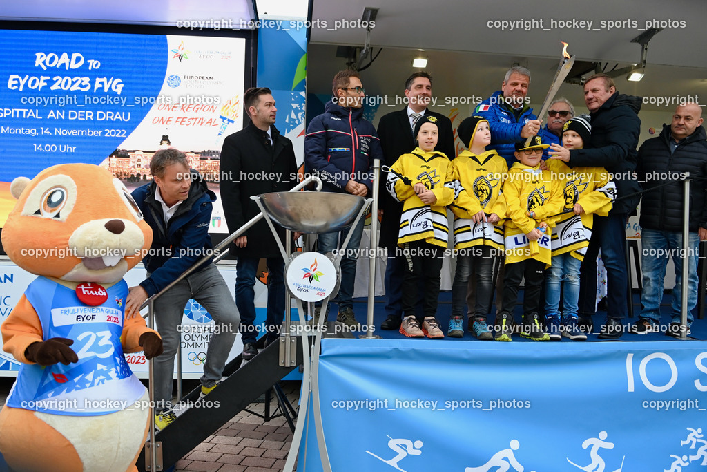 European Youth Olympic Festival EYOF 2023 Pressekonferenz | Gemeinderat Spittal an der Drau Roland Staudacher, Stefano Mazzolini,  Stadtrat Spittal an der Drau Christoph Staudacher, Bürgermeister Spittal an der Drau Gerhard Köfer, Giorgio Brandolin, Gemeinderat Spittal an der Drau Marco Brandner, Jugendspieler EC Hornets Spittal, Maskottchen European Youth Olympic Festival EYOF 2023, Olympisches Feuer, Maskottchen European Youth Olympic Festival EYOF 2023