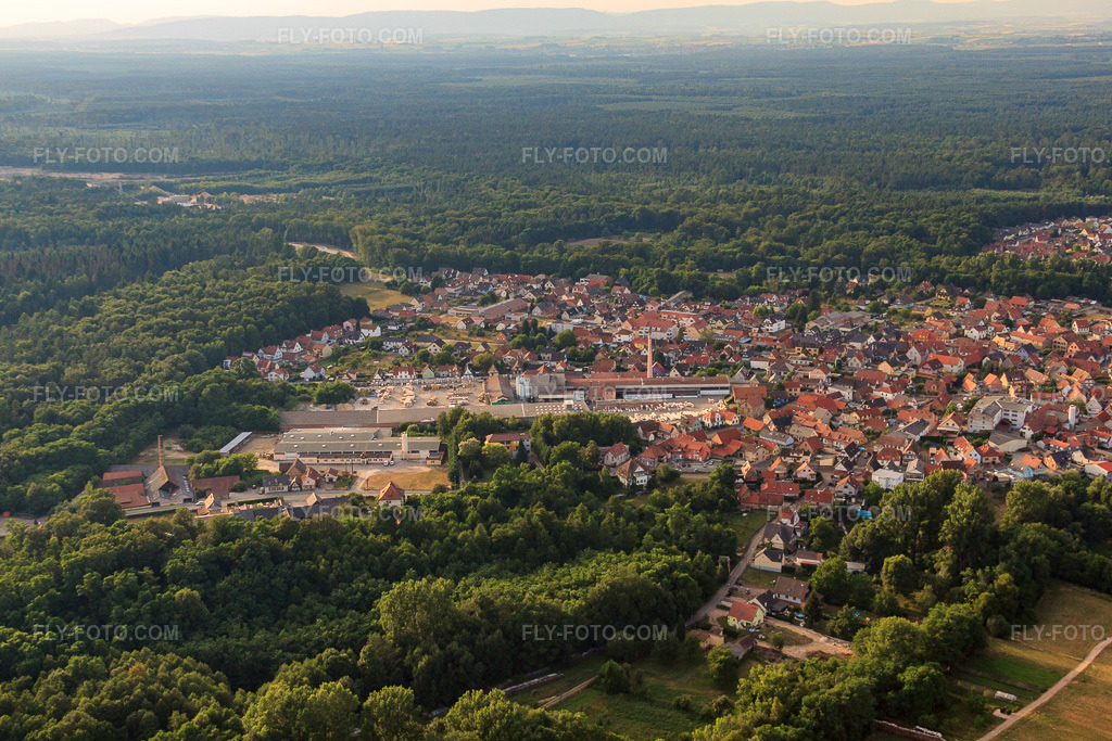 Aerial view: View of the town from the south in Soufflenheim in the state Bas-Rhin, France. – Photo: IMG_30553.jpg taken on 07/09/2010 by Werner Riehm/FLY-FOTO.com – Resolution of the original: 4752 x 3168 px