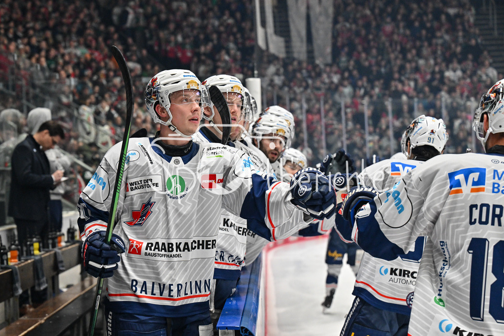 Augsburger Panther - Iserlohn Roosters | Jubel nach dem Treffer zum 0-1 durch Tyler BOLAND (Iserlohn Roosters 10) / FReude / Happy / Tor / Torschuezte / DEL: Augsburger Panther - Iserlohn Roosters, Curt Frenzel Stadion am 17.11.2024