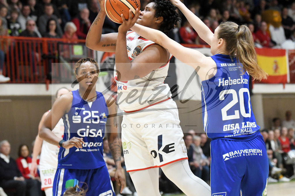 20200126_PANHAL_0053 | Basketball, Frauen: Brianna Rollerson (GiroLive-Panthers Osnabrück) und Elisa Hebecker (GISA LIONS SV Halle) im Zweikampf beim Spiel der Toyota DBBL zwischen GiroLive-Panthers Osnabrück vs. GISA LIONS SV Halle am 26.01.2020 im Panthers Dome in Osnabrück, Deutschland.(Foto von Nico Paetzel) - Realisiert mit Pictrs.com