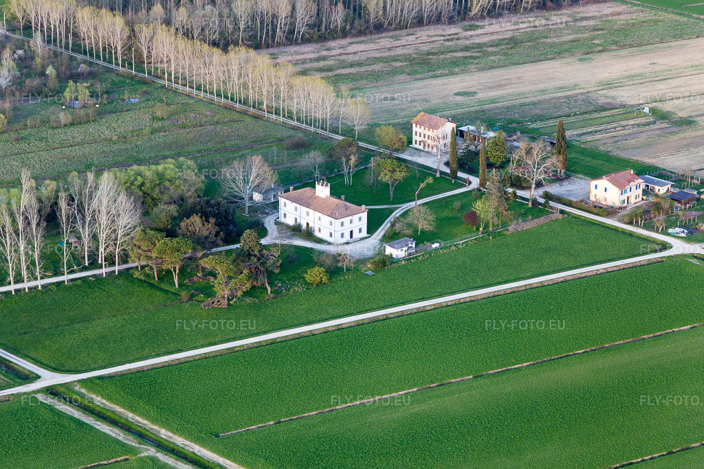 Vue aérienne: Vue de la ville à Palazzolo dello Stella dans le département Frioul-Vénétie Julienne, Italie. Photo: IMG_105840.jpg prise le 08/04/2018 par Werner Riehm/FLY-FOTO.eu – Résolution de l'original: 5472 x 3648 px
