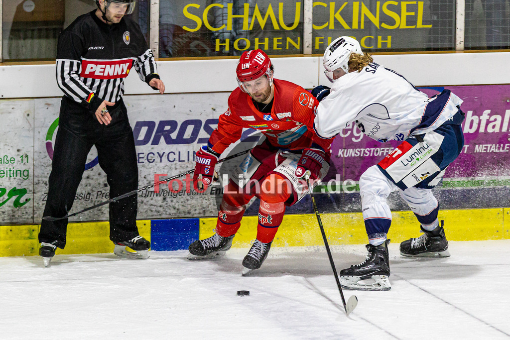 EC Peiting vs Blue Devils Weiden | Eishockey Oberliga Süd 2023/2024, EC Peiting vs Blue Devils Weiden, 20240126,
Duell zwischen Brett OUDERKIRK (ECP 9) und Neal SAMANSKI (BDW 8),
2024-01-26 in Peiting (Eisstadion)
9 Brett OUDERKIRK (ECP 9), 8 Neal SAMANSKI (BDW 8)
Copyright: WolfgangxLindner foto-lindner.de