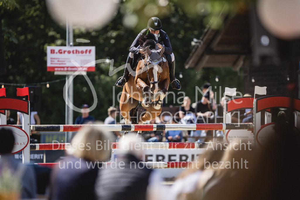 230826_Delbrueck_M2-Spr-808 | Deine schönsten Turniermomente als professionelle Fotos! Entdecke hochwertige Pferdesport-Fotografie im Online-Shop. Jetzt Fotos finden & bestellen!