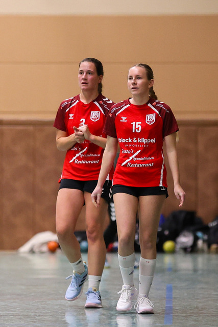 Handball I Damen I Saison 2025-2026 I Verbandsliga Süd I HSG Kalkberg 06 - MTV Dänischenhagen I 14.12.2025.84 | v.l. Linda Schulz (3, MTV Dänischenhagen), Rica Carlotta Hipp (15, MTV Dänischenhagen) - Realisiert mit Pictrs.com