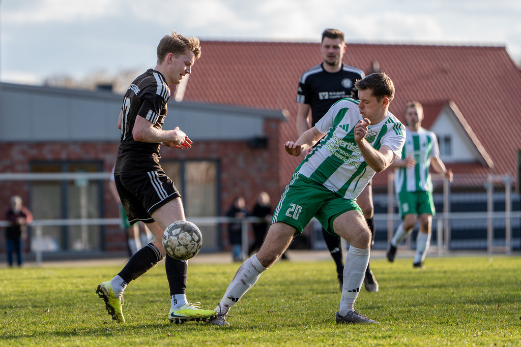 Fußball I Herren I Saison 2025-2026 I Bezirksliga Weser-Ems 4 I 21. Spieltag I TuS Lutten - SW Osterfeine I 4125 | jns.sportfotos - Realisiert mit Pictrs.com