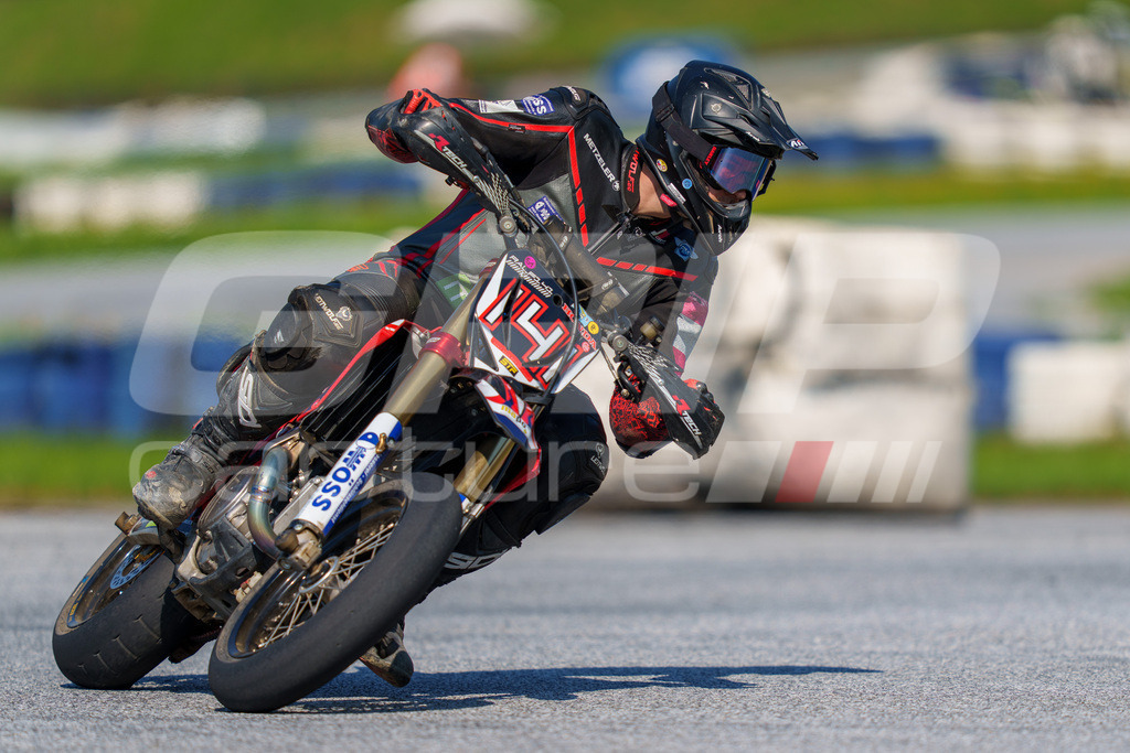 SuperMoto_Staatsmeisterschaft_Greinbach_268 | GRIPcapture steht für authentische Sportfotografie in Österreich – für Momente, die mehr sind als Geschwindigkeit oder Ergebnis. Es geht um Emotion, Spannung, Fokus und den Augenblick, der oft nur einen Wimpernschlag dauert.Ob Motorsport, Teamsport oder 