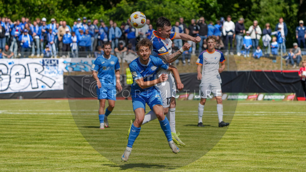 Fußball, Herren, Saison 2024/2025, Finaltag der Amateure 2025, Landespokal Brandenburg, Finale, VfB 1921 Krieschow vs. RSV Eintracht 1949, Samstag 24.05.2025, Volksparkstadion Neuruppin, | Fußball, Herren, Saison 2024/2025, Finaltag der Amateure 2025, Landespokal Brandenburg, Finale, VfB 1921 Krieschow vs. RSV Eintracht 1949, Samstag 24.05.2025, Volksparkstadion Neuruppin, Im Bild: Tim Göth (l. RSV) und Manuel Seibt (r. Krieschow) - Realisiert mit Pictrs.com