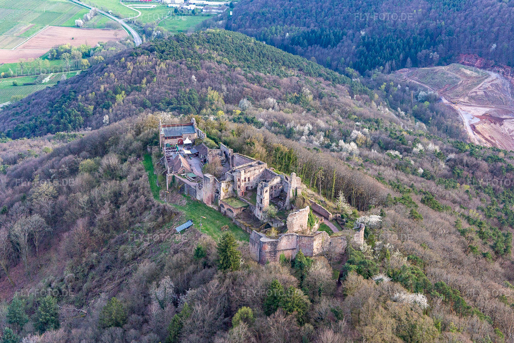 Luftbild: Madenburg in Eschbach im Bundesland Rheinland-Pfalz in Deutschland.Foto: IMG_131168.jpg vom 12.04.2022 durch Werner Riehm/FLY-FOTO.deMadenburgMaschinen