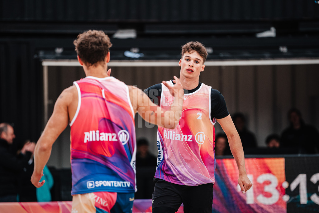 Beachvolleyball | Männer | German Beach Tour 2024 | Tourstop Bremen | 08.06.2024 | Mio Wüst (rechts) schlägt ein mit Eric Stadie (links)