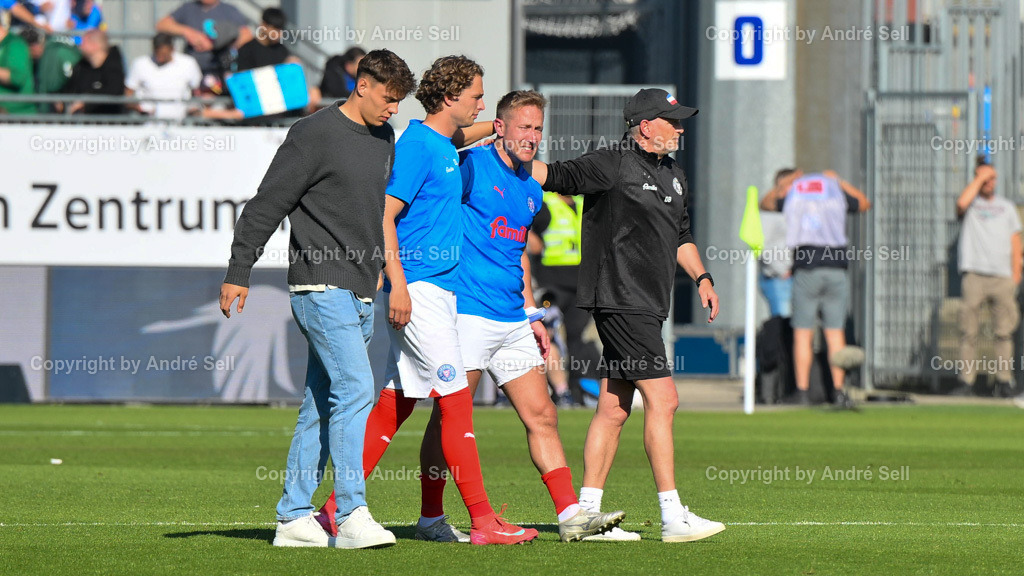 Holstein Kiel vs SC Freiburg | Holstein-Spieler nach dem Spielende und besiegeltem Abstieg / Fußball-Bundesliga Männer 2024/2025 / 33. Spieltag / Holstein Kiel vs SC Freiburg / Holstein-Stadion / Kiel / 10.05.25 - Realisiert mit Pictrs.com