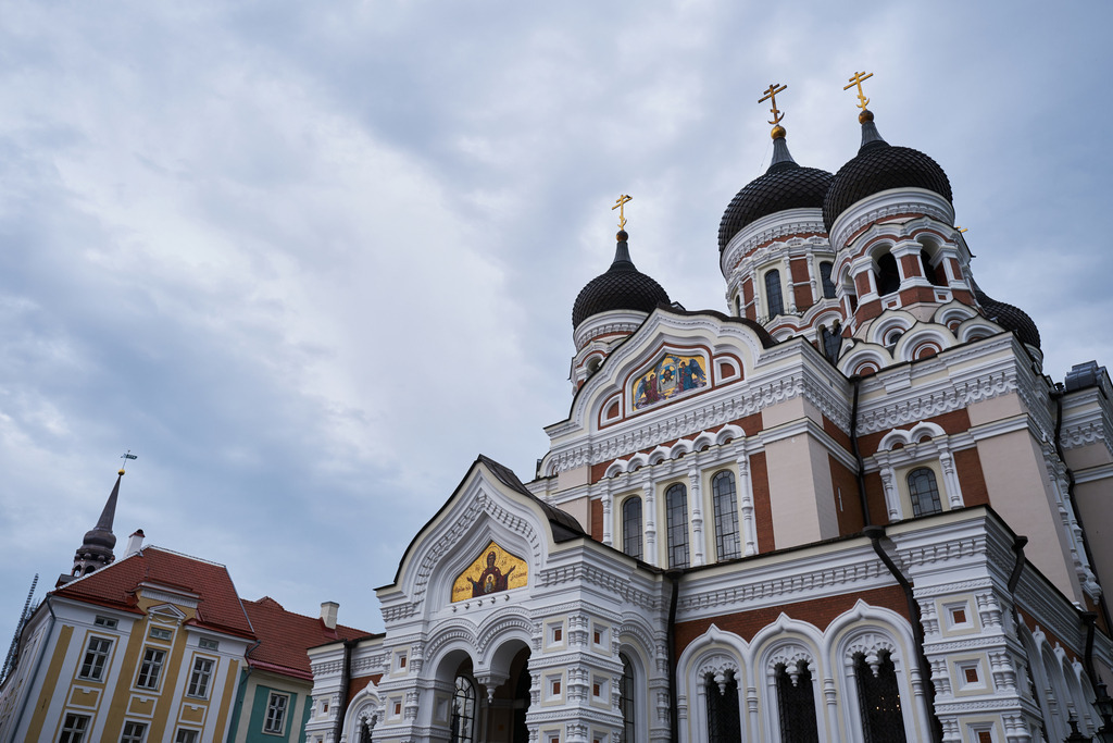 Alexander-Newski-Kathedrale | Tallinn, Estland - August 24, 2022: Alexander-Newski-Kathedrale mit grauem Himmel. - Realisiert mit Pictrs.com