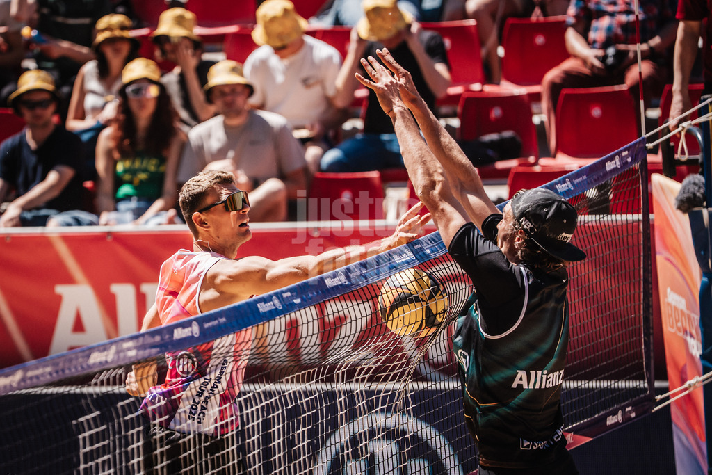 Beachvolleyball | Männer | Allianz German Beach Tour 2025 | Tourstop Düsseldorf | 16.05.2025 | v.l. Luis Kubo wird geblockt von Jannik Kühlborn