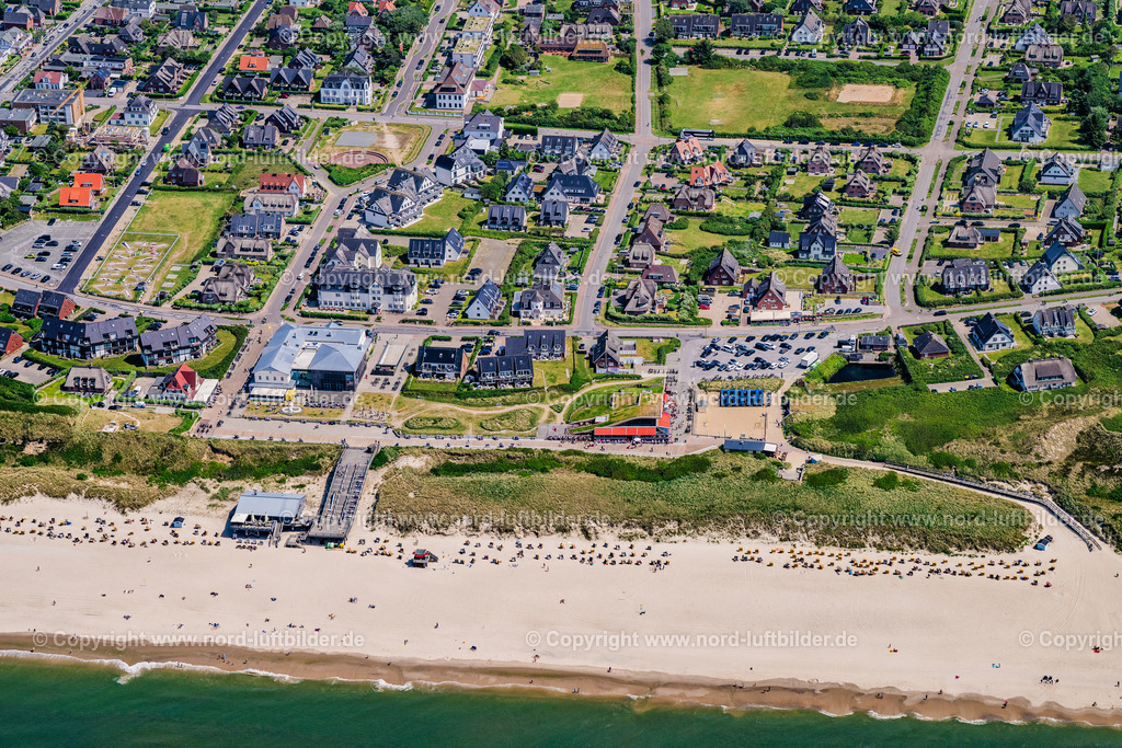 Sylt_Wenningstedt_Strand_Gosch_ELS_4934130625 | WENNINGSTEDT (SYLT) 13.08.2025 Gebäude des Restaurant " Gosch " in Wenningstedt (Sylt) auf der Insel Sylt im Bundesland Schleswig-Holstein, Deutschland. // Building of the restaurant " Gosch " in Wenningstedt (Sylt) at the island Sylt in the state Schleswig-Holstein, Germany. Foto: Martin Elsen
