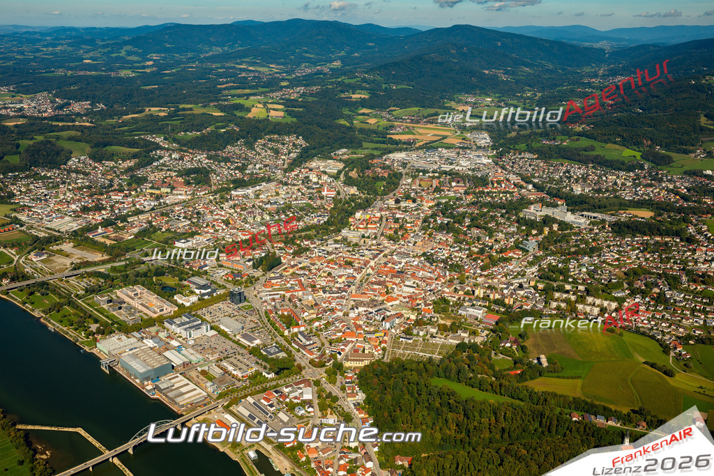 Das Luftbild zeigt :  Deggendorf - Die Luftaufnahme wurde 2023 vom UL-Flugzeug aus erstellt ( keine Drohne ) - Hochauflösende Luftaufnahme - Für grossformatige Ausdrucke geeignet. Die Geschenkidee !Mit Lizenz und Bildrechte bestellbar