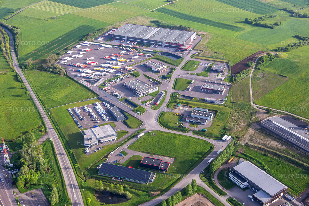 Aerial view: Industrial park with KIMMEL LOGISTIK, KIMMEL LAVAGE, Dietrich Véhicules and Sarre Union Pl Services - MAN at the Sarre-Union toll plaza - A4 - Exit No. 42 in Thal-Drulingen in the state Bas-Rhin, France. – Photo: IMG_140629.jpg taken on 05/01/2024 by Werner Riehm/FLY-FOTO.com – Resolution of the original: 5377 x 3584 px – WWW.CENTRAUTOTHAL.COM – WWW.DIETRICH-VEHICULES.FR