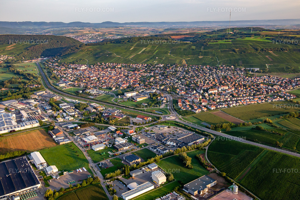 Aerial view: View of the town from the southeast in Marlenheim in the state Bas-Rhin, France. – Photo: IMG_138027.jpg taken on 08/19/2023 by Werner Riehm/FLY-FOTO.com – Resolution of the original: 5472 x 3648 px