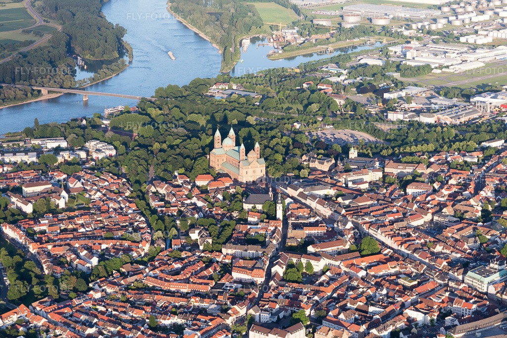 Luftbild: Kirchengebäude des Domes des Dom zu Speyer in Speyer im Bundesland Rheinland-Pfalz in Deutschland. Foto: IMG_100858.jpg vom 10.06.2017 durch Werner Riehm/FLY-FOTO.de