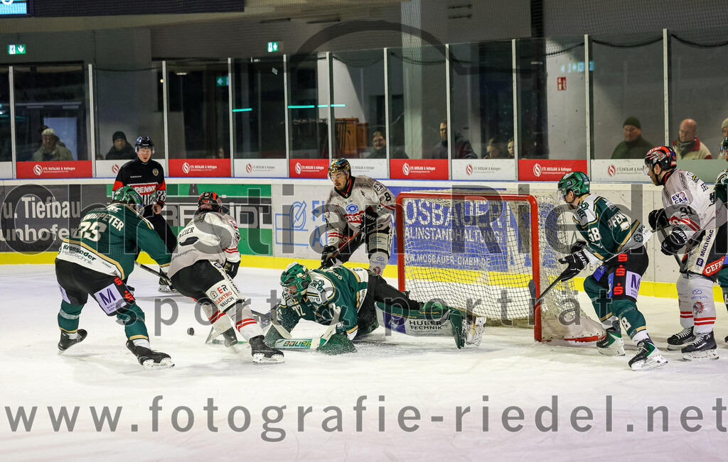 2026-02-08_034_TSV_Erding_gegen_ECDC_Memmingen_Indians | Erding, Deutschland, 08.02.2026:Eishockey, Oberliga Süd 2025 / 2026, 45. Spieltag, TSV Erding gegen ECDC Memmingen Indians, Endergebnis: Marc Schmidpeter (Erding Gladiators, #33), Torwart David Zabolotny (Erding Gladiators, #72), Paul Pfenninger (Erding Gladiators, #58)Foto: Christian Riedel / fotografie-riedel.net