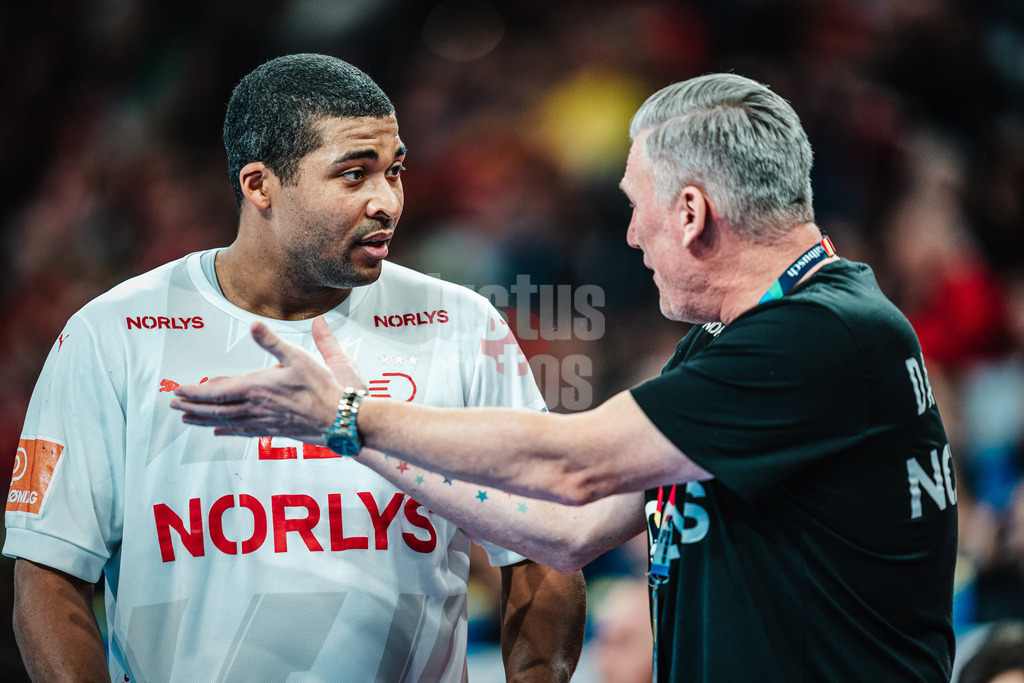 Handball | Herren | EHF EURO 2024 | European Championshop Men 2024 Final Tournament | Slowenien vs. Dänemark | 23.01.2024 | Mads Mensah Larsen (#22, Dänemark, DEN) und Trainer Nikolaj Jacobsen (Dänemark, DEN) im Gespräch