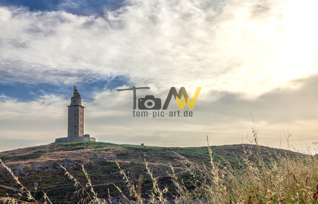 Der Torre de Hércules-Herkulesturm in A Coruña-Leuchtturm | Das Bild zeigt den Torre de Hércules (Herkulesturm) in A Coruña, Spanien. Es handelt sich um einen römischen Leuchtturm, der als der älteste noch in Betrieb befindliche Leuchtturm der Welt gilt. Der Turm befindet sich auf einer Halbinsel etwa 2,4 km vom Zentrum von A Coruña entfernt. Sein Bau wird auf das 1. oder 2. Jahrhundert n. Chr. datiert. Der Herkulesturm ist das Wahrzeichen der Stadt A Coruña.  - Realisiert mit Pictrs.com