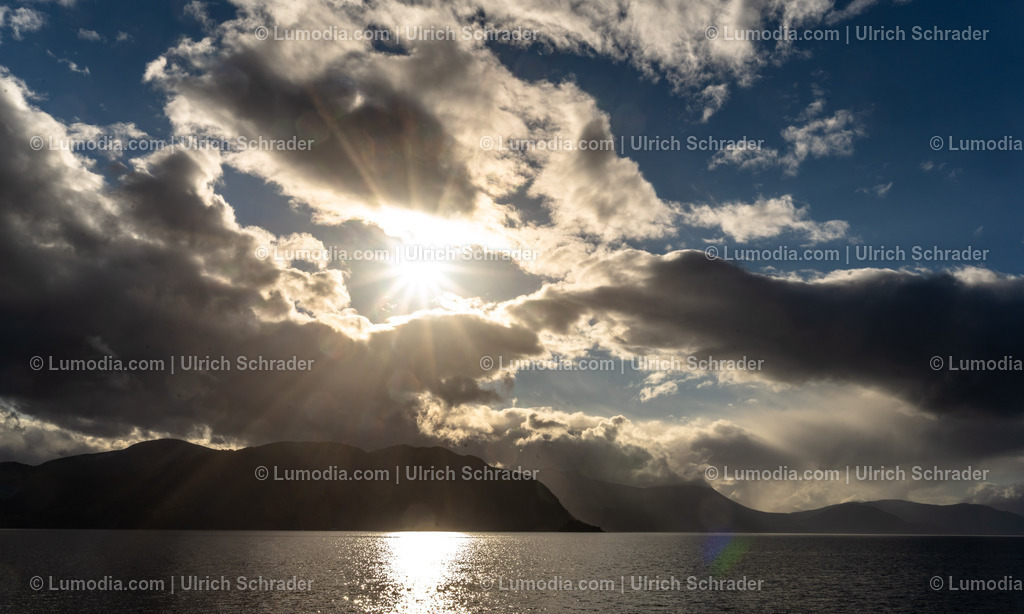 10047-10023 - Fähre über den Fjord - Norwegen | Stockfoto und Bilderpool mit Bildmaterial aus Deutschland, dem Harz, Halberstadt, Quedlinburg, Wernigerode und weltweit. Qualitativ hochwertige und professionelle Fotos anschauen und kaufen. - Realisiert mit Pictrs.com