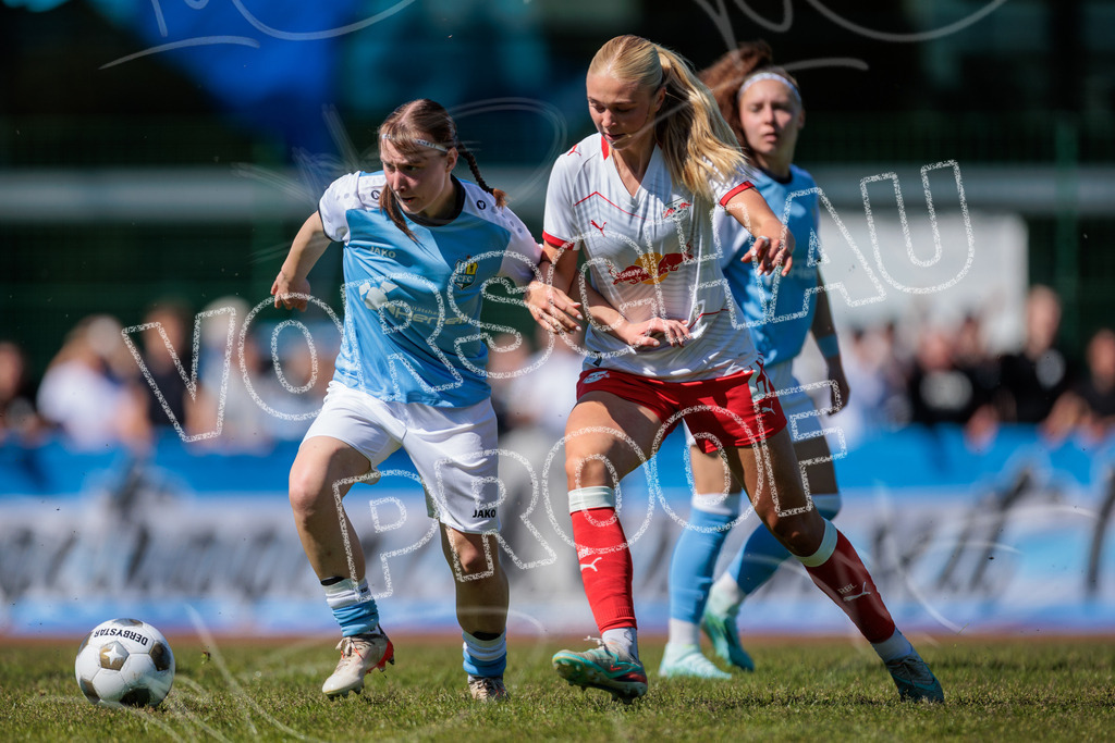 Gipfeltreffen der Frauen: Finale um den Sachsenlotto Landespokal 2026 | Am 1. Mai 2026 trafen im Endspiel des Sachsenlotto Landespokals die Frauen des Chemnitzer FC und die zweite Mannschaft von RasenBallsport Leipzig aufeinander. Vor stimmungsvoller Kulisse kämpften beide Teams ab 15:00 Uhr um die begehrte Trophäe des sächsischen Fußballs. Diese Galerie zeigt die Highlights, packende Zweikämpfe und die emotionalsten Momente des Finaltags. - Realisiert mit Pictrs.com