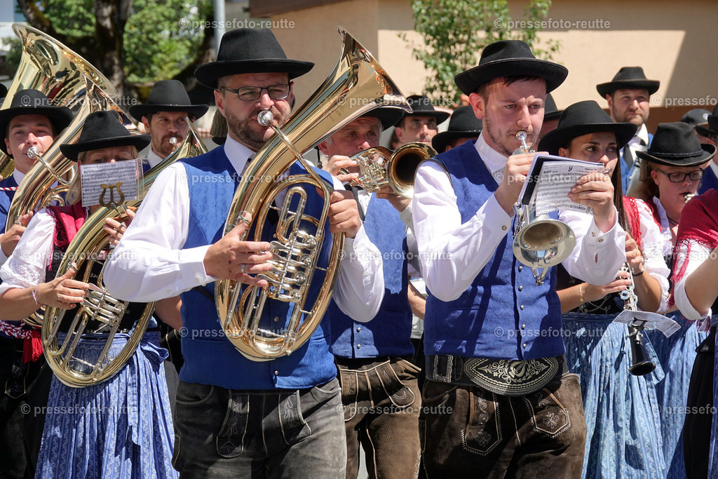 news-2022-Juli17-Musikumzug-Reutte-DSD03331-Ehenbichl | Info aus dem Bezirk Reutte/Ausserfern Tirol sowie eine umfangreiche Bilddatenbank über die gesamte Region: Lechtal, Talkessel Reutte, Tannheimertal, Zwischentoren. Lech, Plansee, Zugspitze, Grenztunnel, B179, Fernpassstraße, Verkehr, Lawinen, Tradition, - Realisiert mit Pictrs.com
