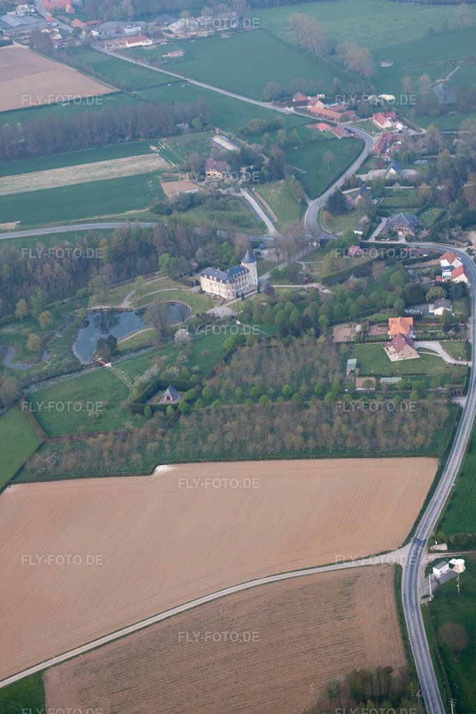 Luftbild: Ortsansicht in Saint-Martin-d'Hardinghem im Bundesland Pas-de-Calais in Frankreich. Foto: IMG_40148.jpg vom 17.04.2011 durch Werner Riehm/FLY-FOTO.de