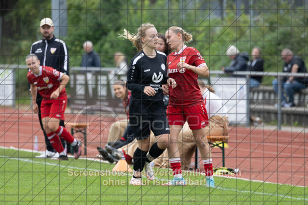 20251012_134221_0594 | #,1.FC Donzdorf (schwarz) vs. VfB Stuttgart II (rot), Fussball, Frauen-Verbandsliga Württemberg, 05. Spieltag, Saison 2025/2026, Rasenplatz Lautertal Stadion, Süßener Straße 16, 73072 Donzdorf, 12.10.2025 - 13:00 Uhr,Foto: PhotoPeet-Sportfotografie/Peter Harich