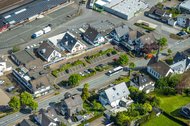 Bestwig240502936 | Luftbild, Einkaufsplatz an der Bundesstraße B7, Zum Alten Güterbahnhof, Parkplätze, evang. Kreuzkirche, Bestwig, Sauerland, Nordrhein-Westfalen, Deutschland