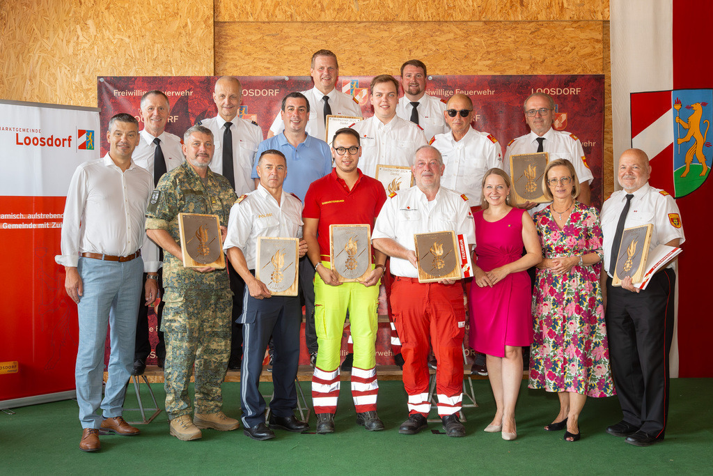 Geehrtengruppe_009 | Festakt FF-LOOSDORF - GRUPPENFOTO der ausgezeichneten HELFER bzw. Organisationen - DANKE für Hilfsleistungen und Unterstützungen bei der Hochwasserkatastrophe in Loosdorf im September 2024