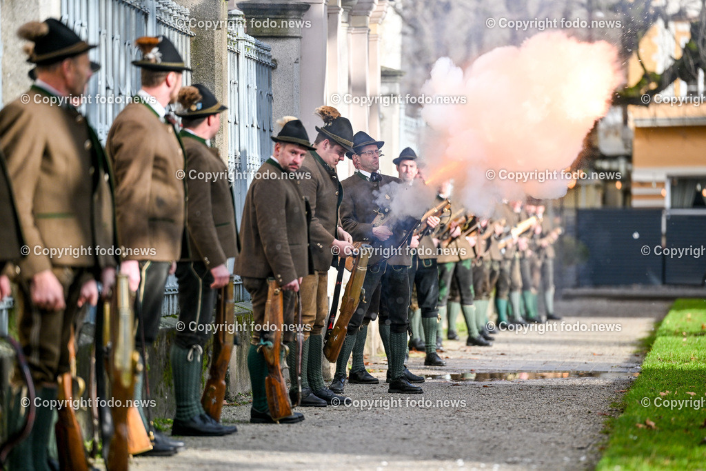 Neujahrschnalzen_ Aperschnalzen 2024_ 01.01.2024-51 | 01.01.2024, Promenade Linz, AUT, Landhaus im Bild Neujahrschnalzen 2024, Turmblaeser, Prangerschuetzen, Tradition, Brauchtum, Blasmusik, Peitschen, Trachtenverein Altstaedter Bauerngmoa, Promenade, Landhaus, Turm, Linz