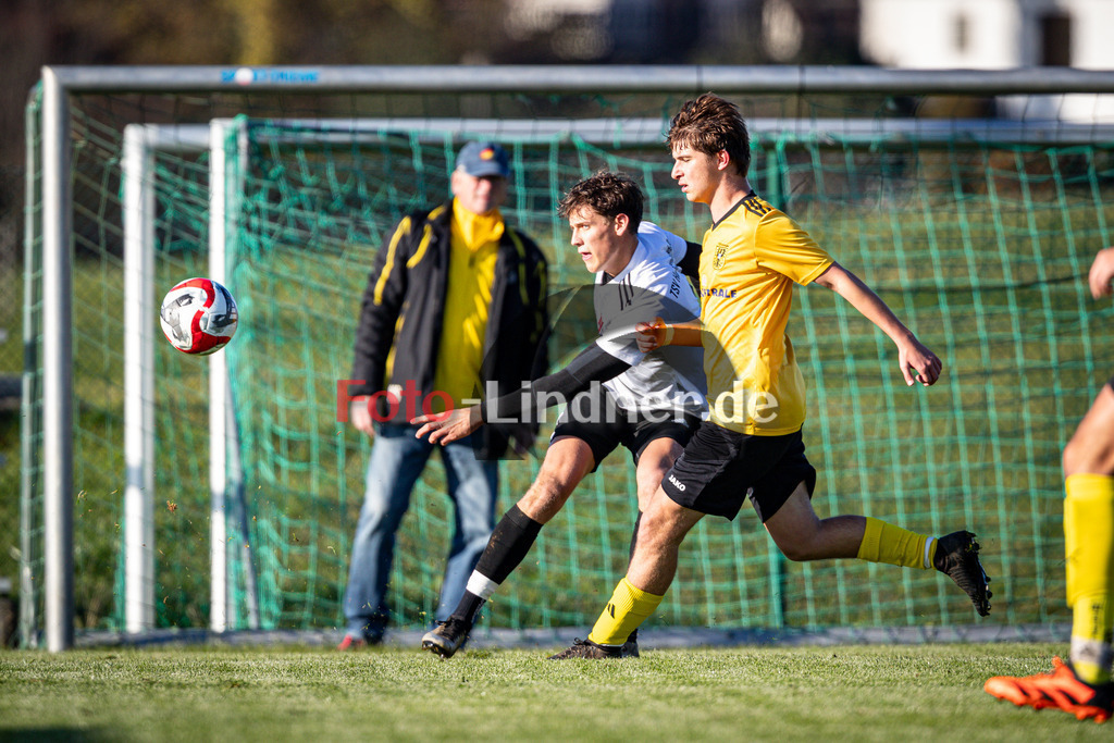 TSV Peißenberg gegen TSV Schongau | Fußball A-Klasse Oberbayern Zugspitze Herren Gruppe 8, TSV Peißenberg gegen TSV Schongau, 20241110,Flanke von Fabian SCHWARZ (TSVHP 7),2024-11-10 in Eberfing (Sportpark Eberfing), Fabian SCHWARZ (TSVHP 7), Michael HENTSCHKE (TSV Schongau 5)Copyright: WolfgangxLindner www.foto-lindner.de