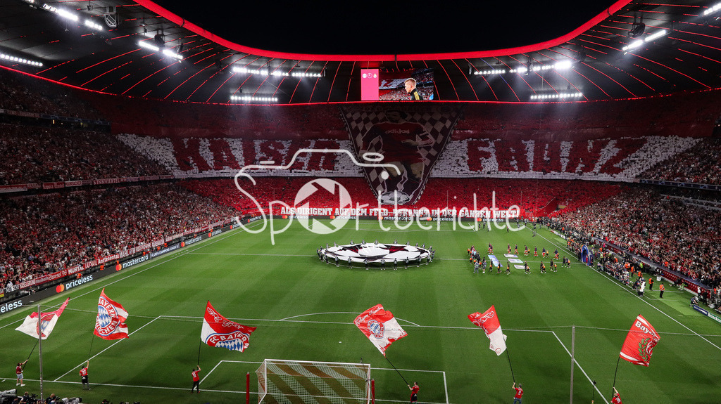 FC Bayern München - Real Madrid | Die Fans des FC Bayern gedenken Franz Beckenbauer mit einer Choreographie vor dem Heimspiel gegen Real Madrid / Choreo / Ultras / Südkurve München / Kaiser Franz / Symbolbild