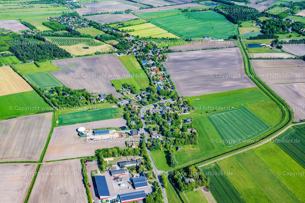 Uphusum_ELS_0259300523 | UPHUSUM 10.06.2023 Ortsansicht am Rande von landwirtschaftlichen Feldern und Nutzflächen in Uphusum im Bundesland Schleswig-Holstein, Deutschland. // Village view on the edge of agricultural fields and land in Uphusum in the state Schleswig-Holstein, Germany. Foto: Martin Elsen
