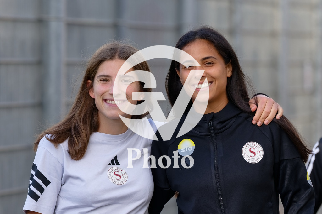 DZ8_6644_c | Switzerland: AXA Womens Super League 2025/26, Servette FC Chenois Feminin vs FC Aarau Frauen - Stade des Trois-Chene, Chene-Bourge: Players of Servette FC Chenois Feminin arrive at the stadium